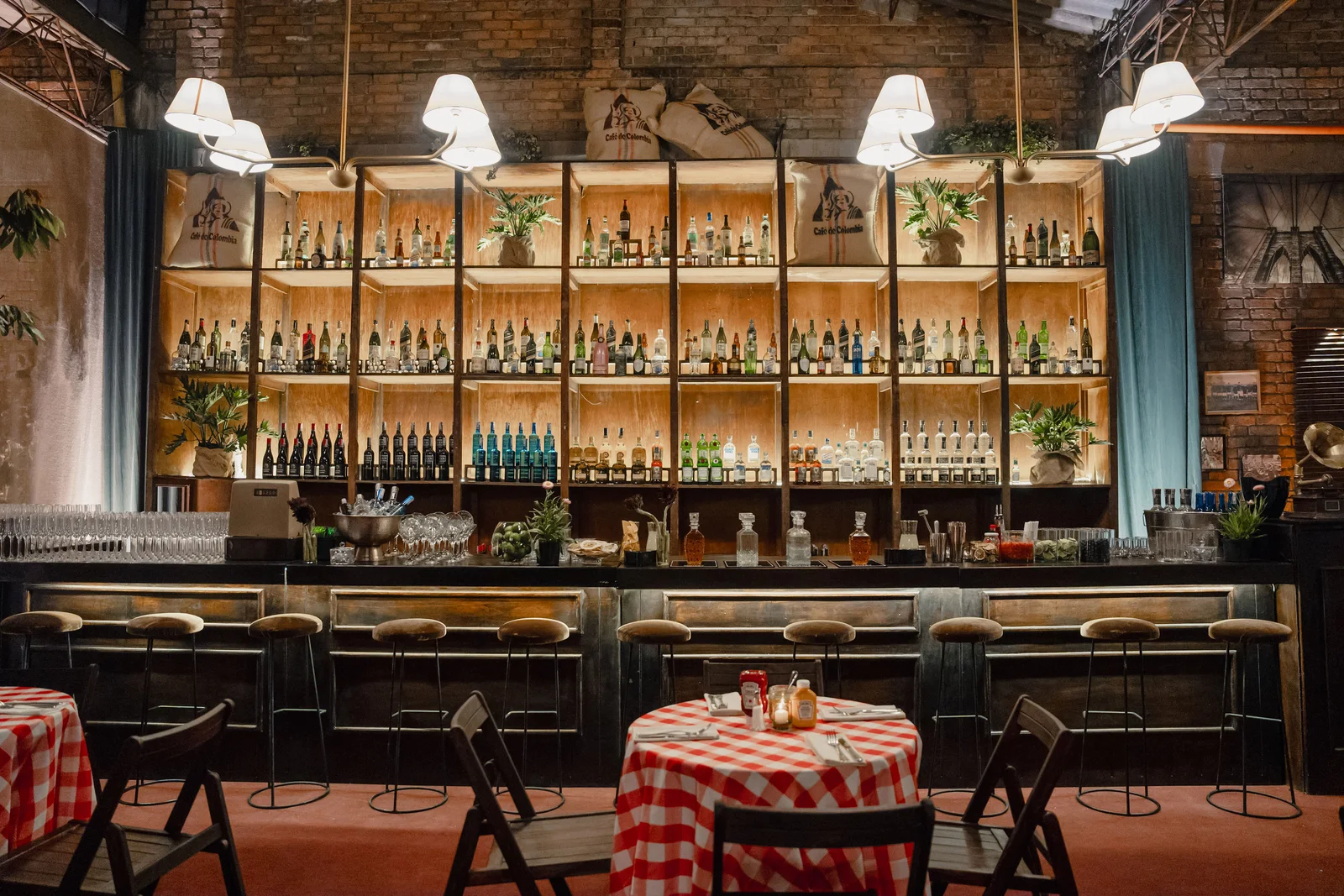 Daniela y Daniel · Una bodega en Bogotá