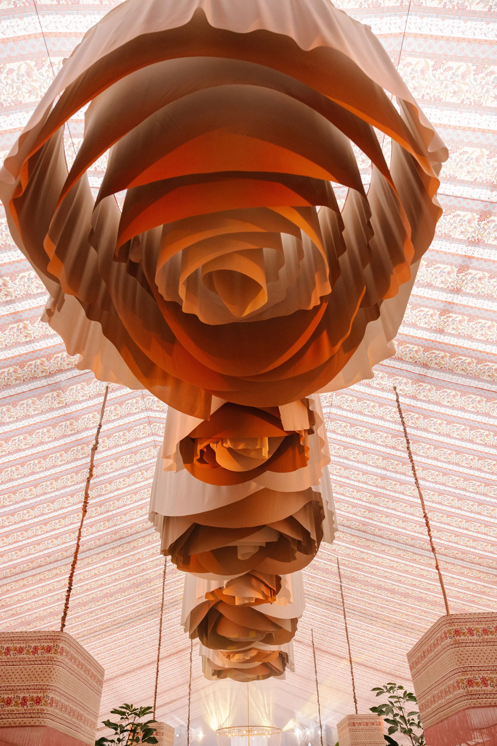 Rosas de papel gigantes bajo el techo de la carpa, Casa El Rosal, Medellín