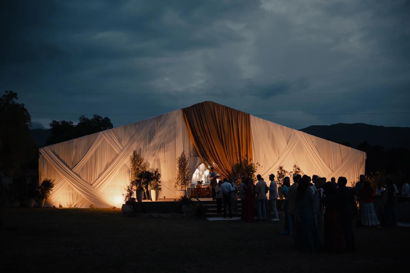 Carpa iluminada al atardecer, Villa de Leyva